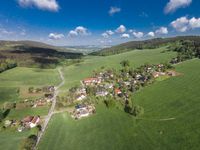 Luftbild von Osten an einem sonnigen Tag, leichte Bewölkung, Blick in das Irgersdorfer Tal, links der Große Picho, rechts Teufelskanzel